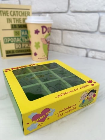 Упаковка под 9 конфет "Love is" желто-зеленая