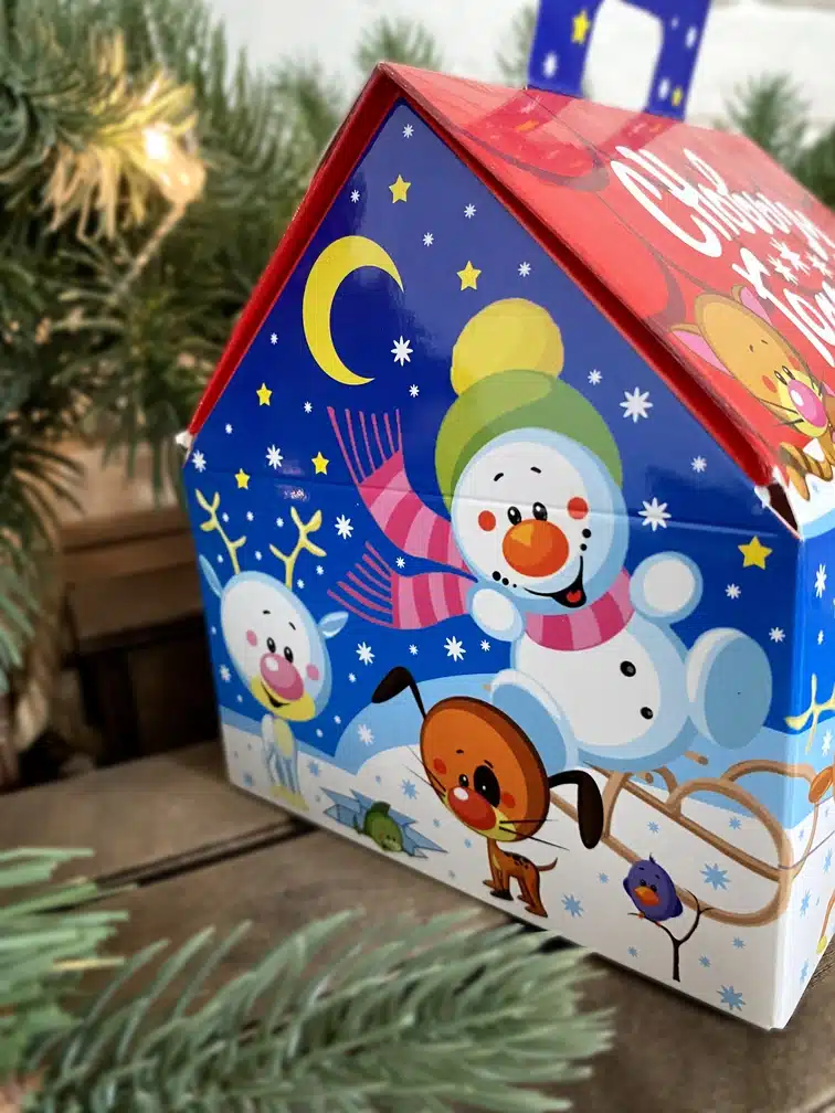 Коробка новогодняя подарочная Волшебная ночь, 133х116х126 (+45) мм (домик) — изображение 3