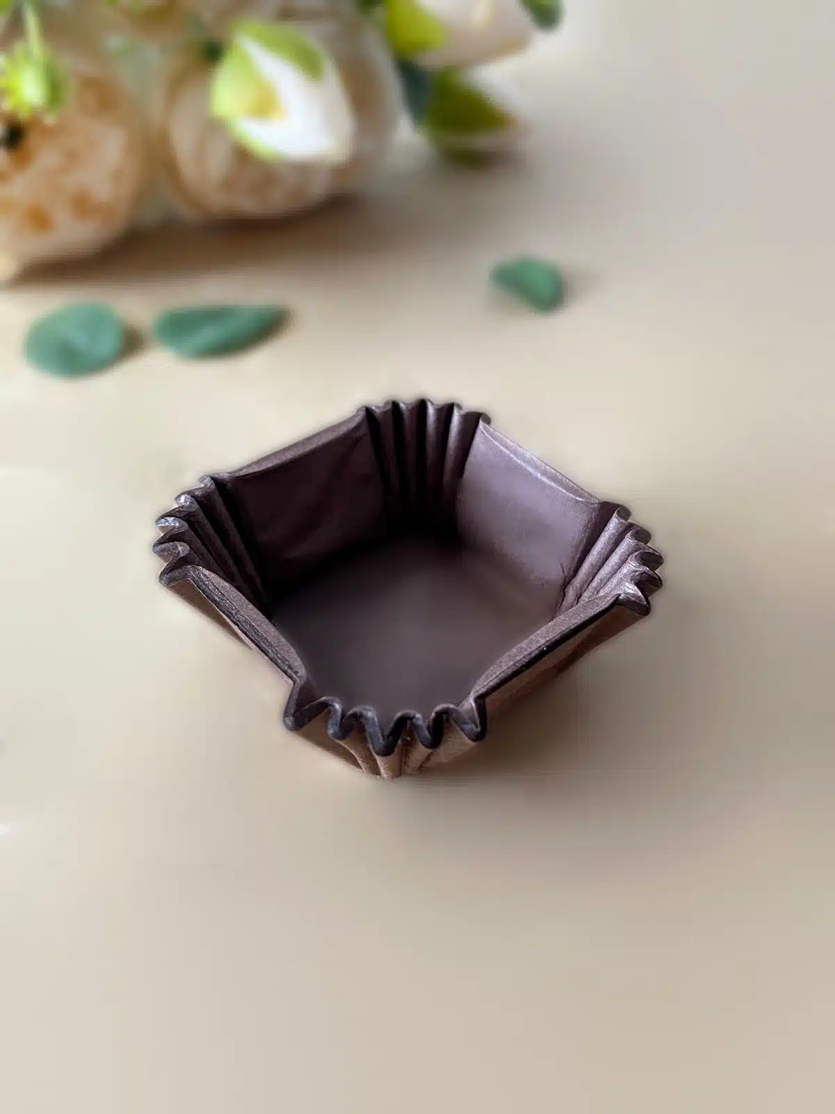 kapsuly-dlya-konfet-bumazhnye-3-5-3-5-sm-korichnevyj-kvadrat Капсулы для конфет бумажные 3,5*3,5 см. 20 шт., коричневый квадрат — изображение 1