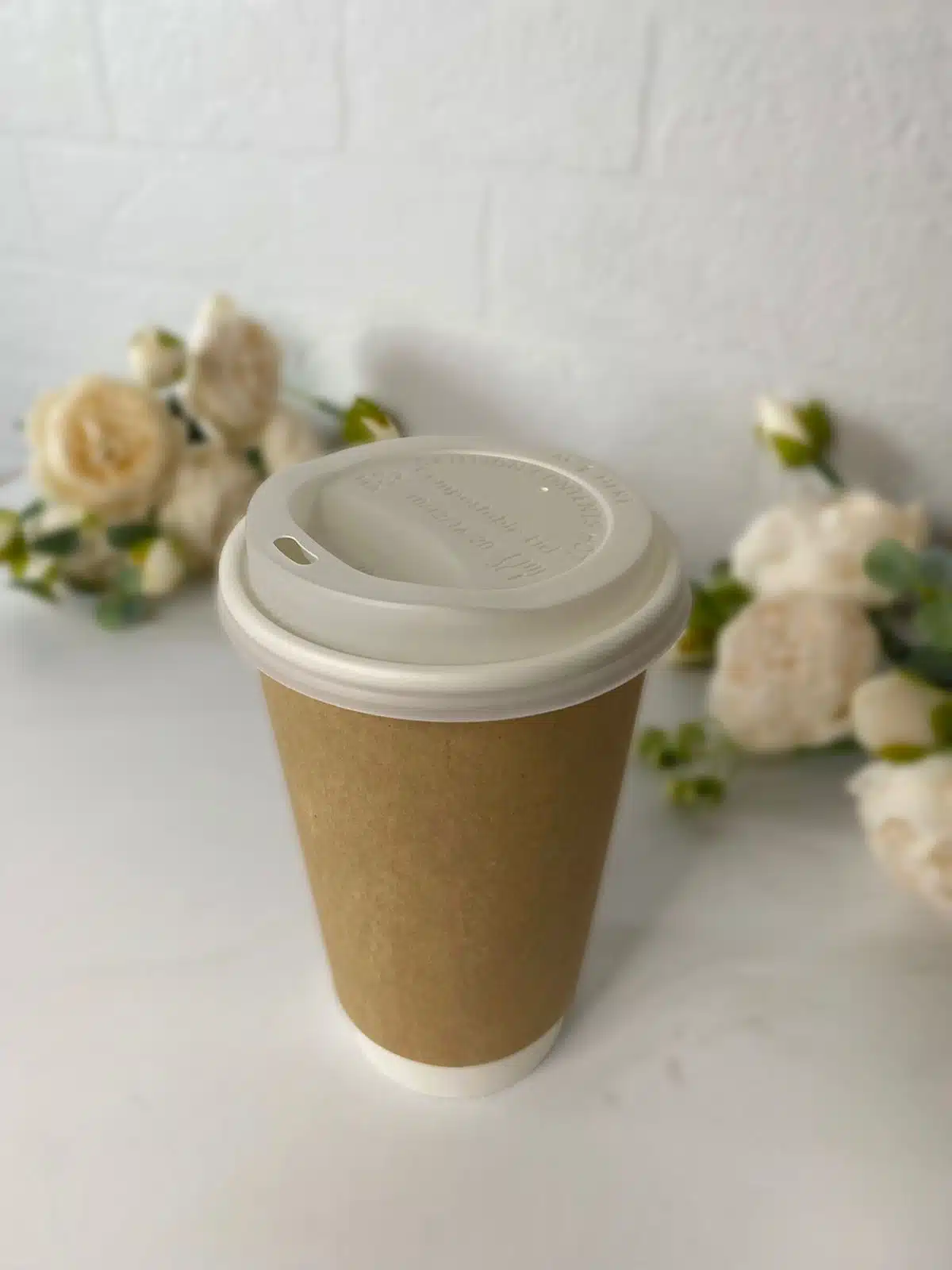 dvojnoj-stakan-s-kryshkoj-470-ml-kraft-belyj Стаканчик для кофе и десертов с крышкой 470 мл — изображение 1