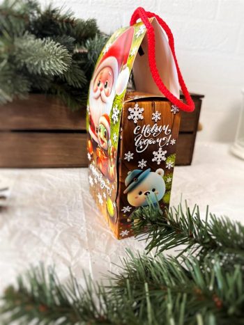 Подарочная упаковка Домик со шнурком "В гостях у Деда Мороза" — изображение 2